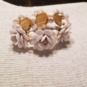 6 white Flowers stretchy Bracelet